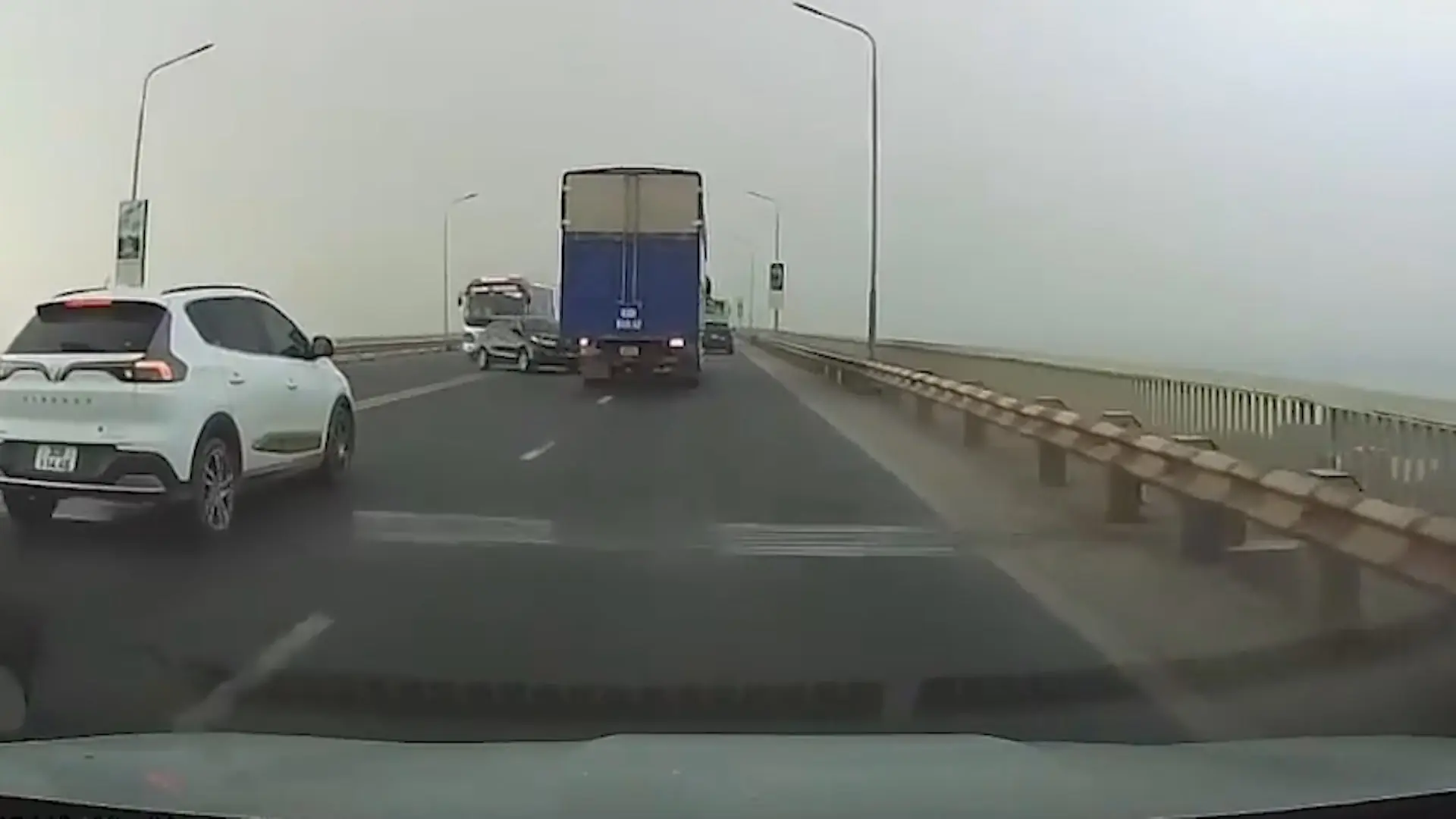 Xe tải chuyển làn ẩu gây họa cho ô tô con